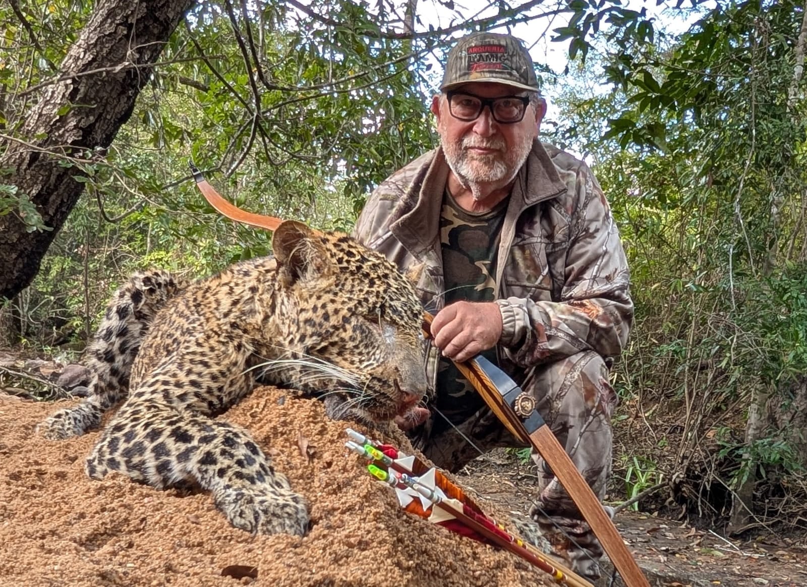 Julián con el leopardo. (Cedida)