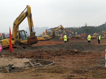 Se ven excavadoras en el sitio de construcción donde se está edificando el hospital para tratar a pacientes de un nuevo coronavirus, luego del brote y el cierre de la ciudad de Wuhan (8cnsphoto vía REUTERS)
