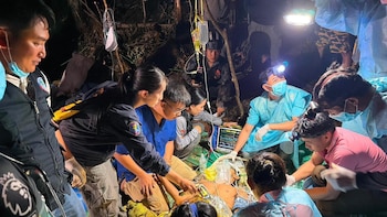 Los equipos de rescate sacan a una de las cinco personas localizadas con vida en una cueva inundada de Laos