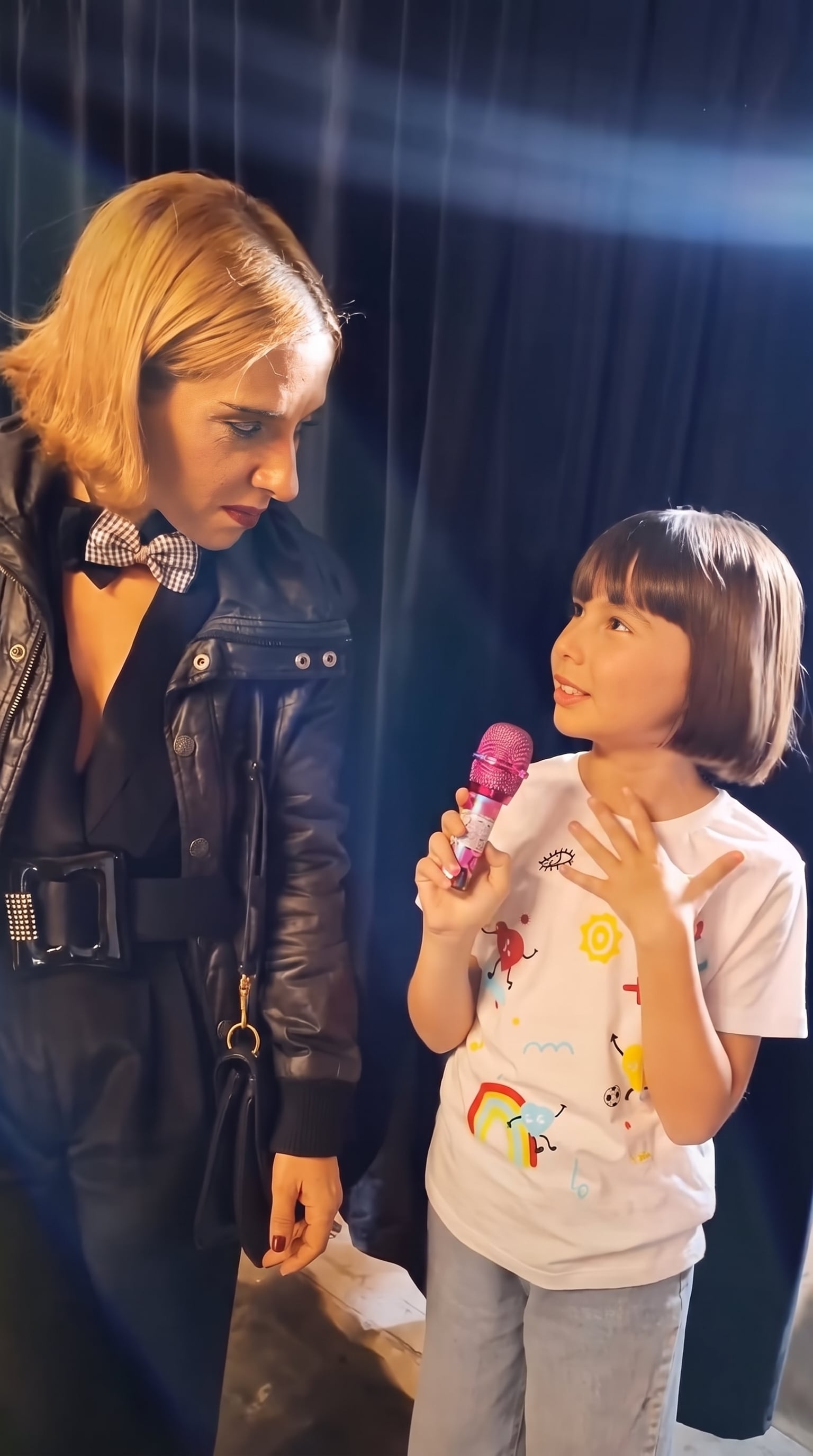 Juliana junto a Juliet, la mini periodista