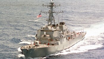 El destructor USS Benfold navega