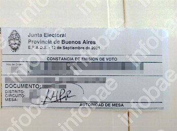 Reclamaba una indemnización millonaria por tropezar en una vereda: el insólito error en la demanda que la llevó a perder el caso
