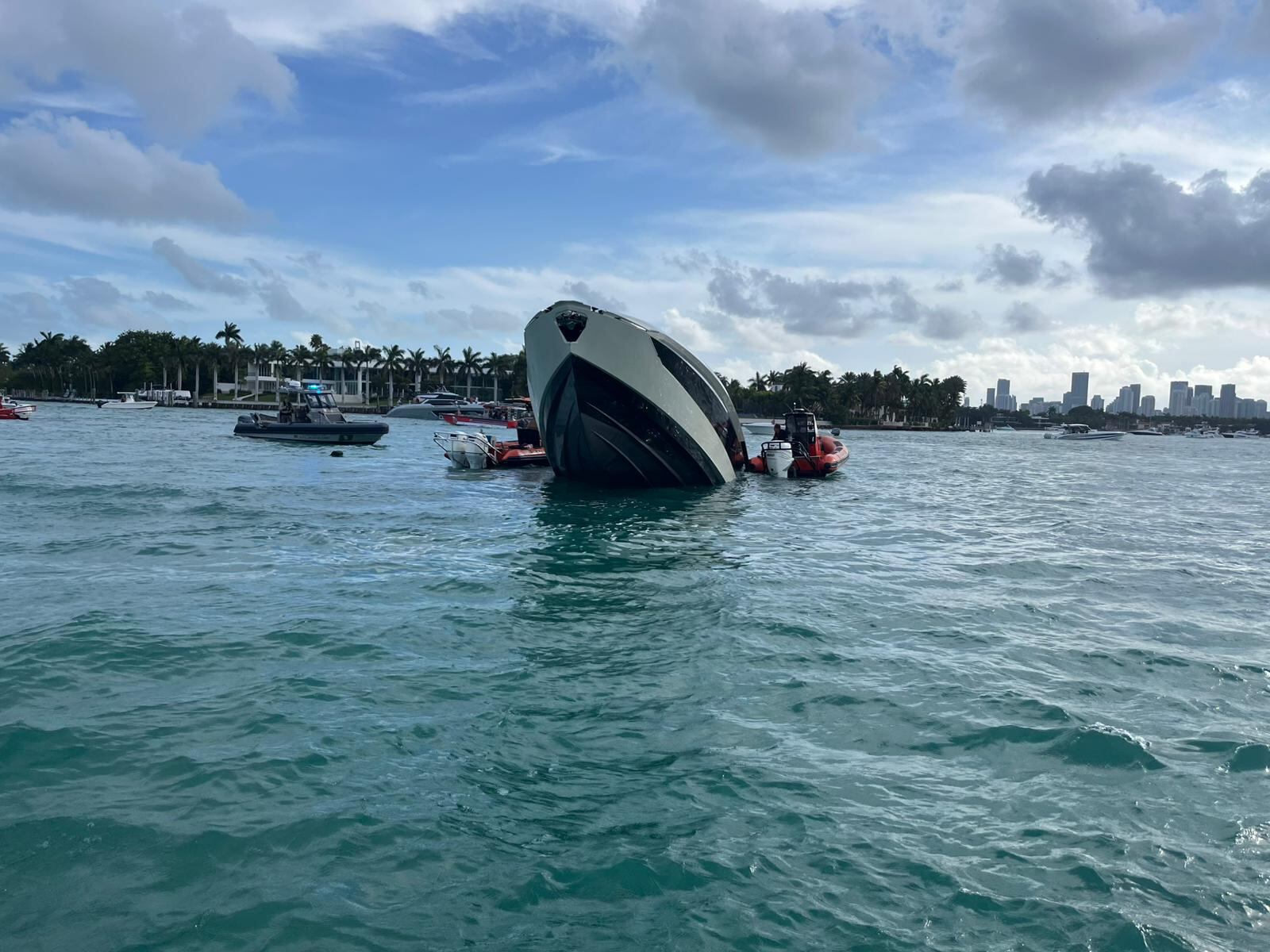 Las autoridades investigan las causas del accidente marítimo reportado en Miami Beach. (X/@USCGSoutheast)