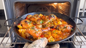 La receta de pollo con patatas y verduras al horno con la que triunfarás este otoño: una opción llena de color y con mucho sabor para sorprender a tus invitados