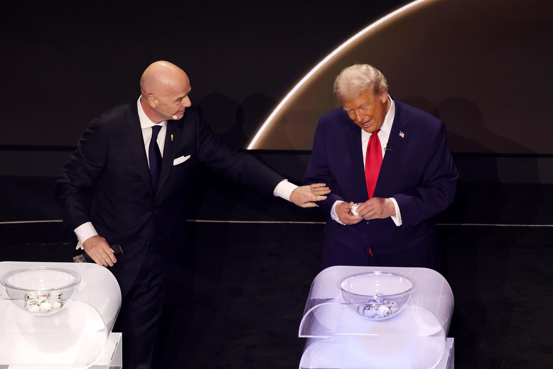 Gianni Infantino y trofeo del Mundial de Fútbol
