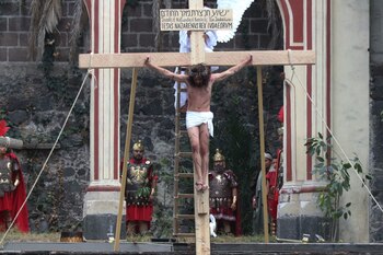 CIUDAD DE MÉXICO, 10ABRIL2020.- A puerta cerrada se llevó a cabo por primera vez la representación de la crucifixión de Jesús en la alcaldía Iztapalapa debido a la contingencia sanitaria para evitar contagios del Virus COVID-19 (coronavirus). La 177 representación de la pasión, muerte y resurrección de Cristo se realiza sin público y se lleva a cabo de manera ininterrumpida desde hace más de 170 años.
FOTO: CUARTOSCURO.COM