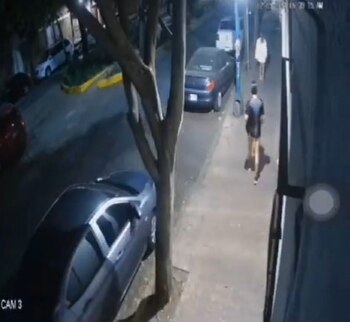 El sujeto arremetió directamente con