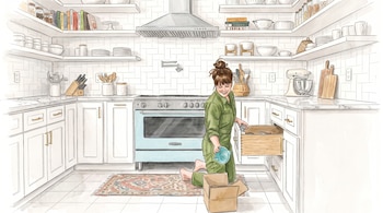 Una mujer arrodillada en el suelo de una cocina guarda objetos de una caja de cartón dentro de un cajón abierto.