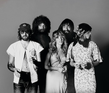 Los integrantes de Fleetwood Mac -Stevie Nicks, Lindsey Buckingham, Mick Fleetwood, John McVie y Christine McVie- posan juntos en una imagen que captura la esencia y camaradería de la legendaria banda... hasta que se pelearon (Herbert Worthington)