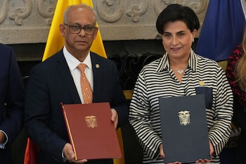 La canciller de Ecuador, Gabriela Sommerfeld, a la derecha, y el secretario general de la Organización de Estados Americanos (OEA), Albert Ramdin (AP/Dolores Ochoa)
