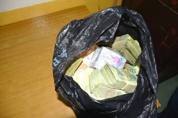 Parte el dinero secuestrado. (Gendarmería)