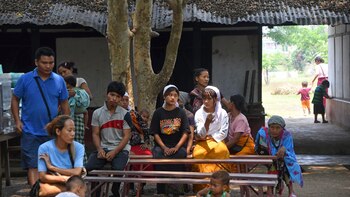 Violencia interétnica reduce a cenizas