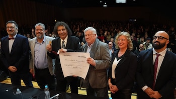 “No poder disfrutar enteramente de esta alegría me alegra muchísimo”: Alejandro Dolina recibió el doctorado honoris causa de la UBA