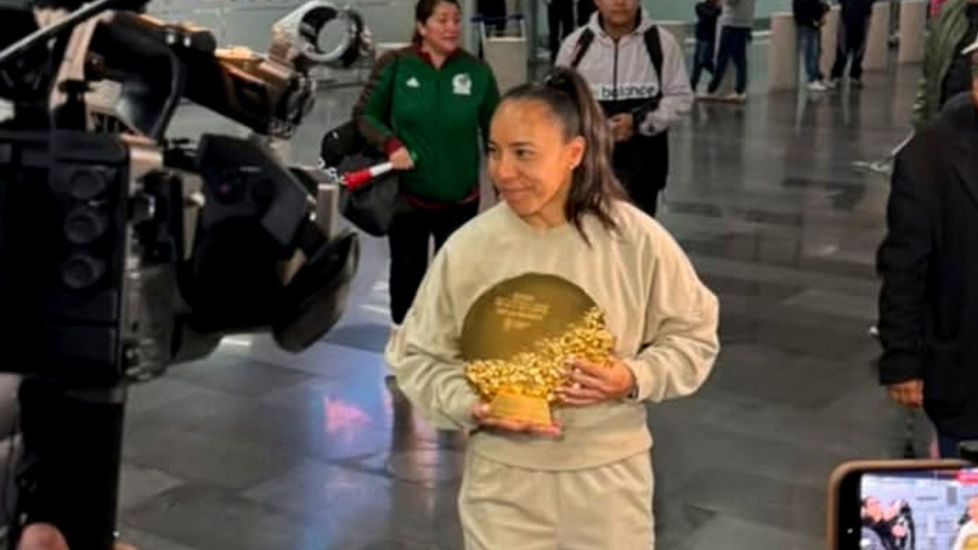Charlyn Corral regresa a México tras ser reconocida como la mejor delantera del mundo y así la recibió la afición: “Cumplí un sueño”