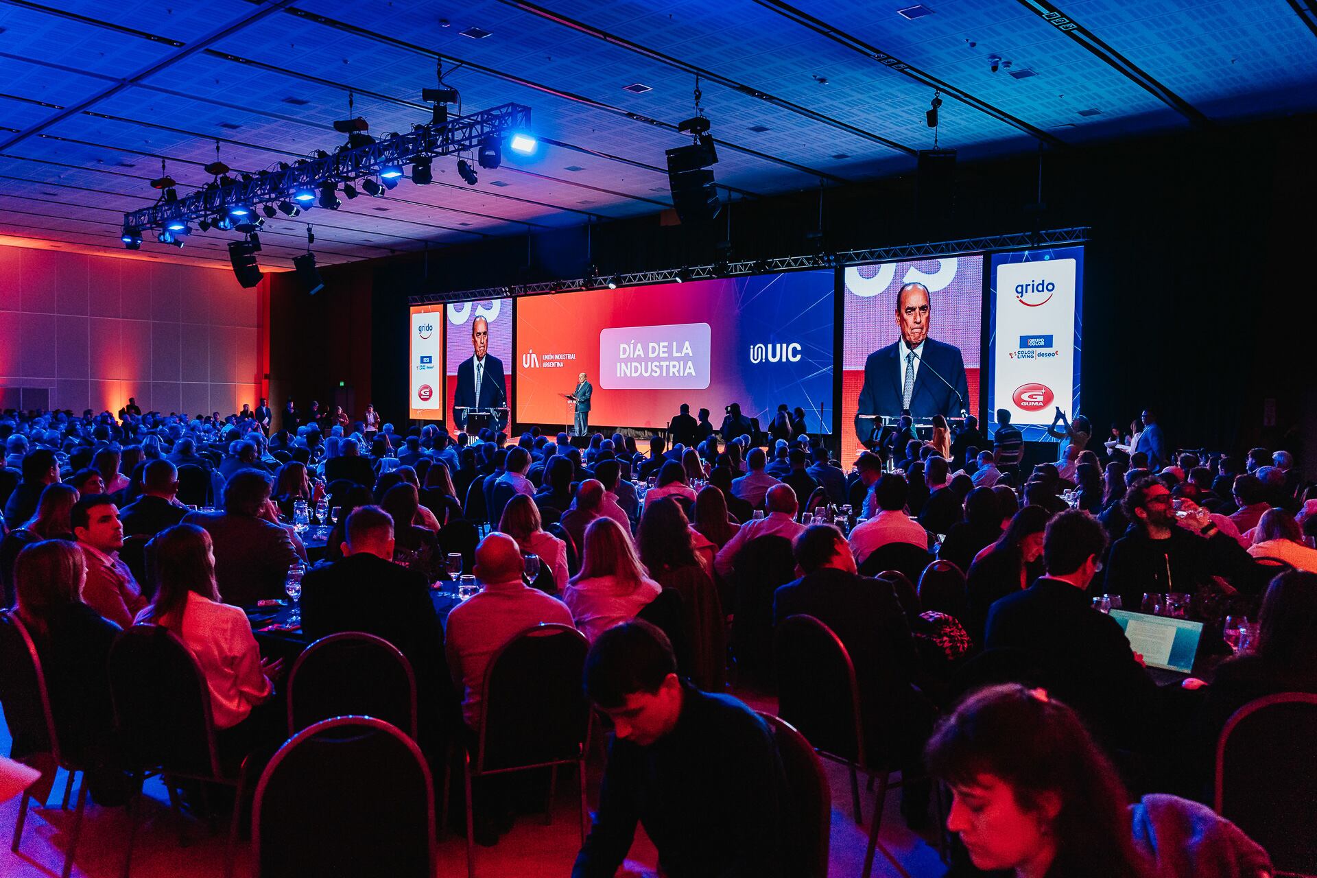 Empresarios y dirigentes industriales coincidieron en que la incertidumbre económica condiciona la inversión y el empleo