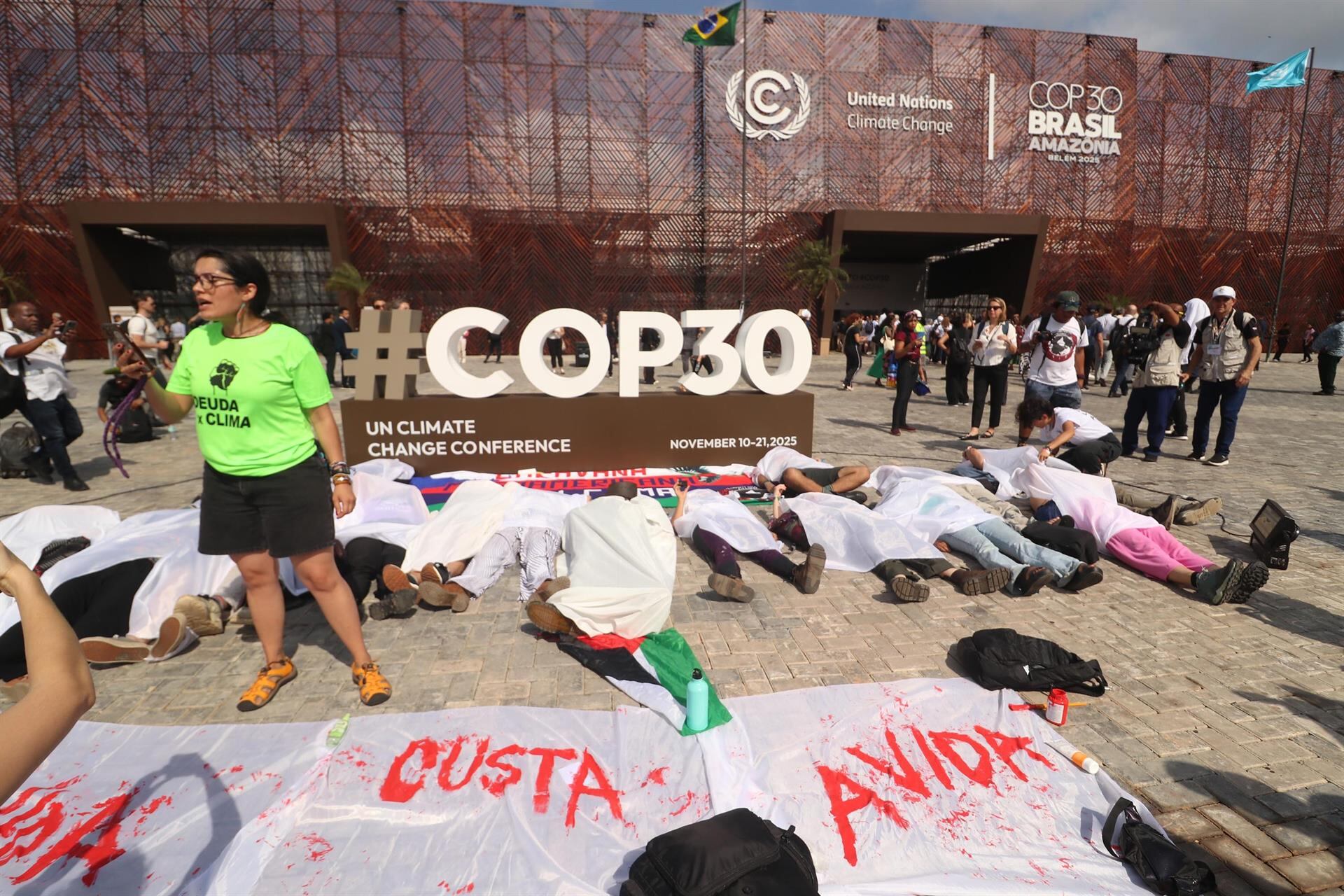 Un grupo de manifestantes irrumpe en la COP30 en Brasil pidiendo impuestos a los milmillonarios