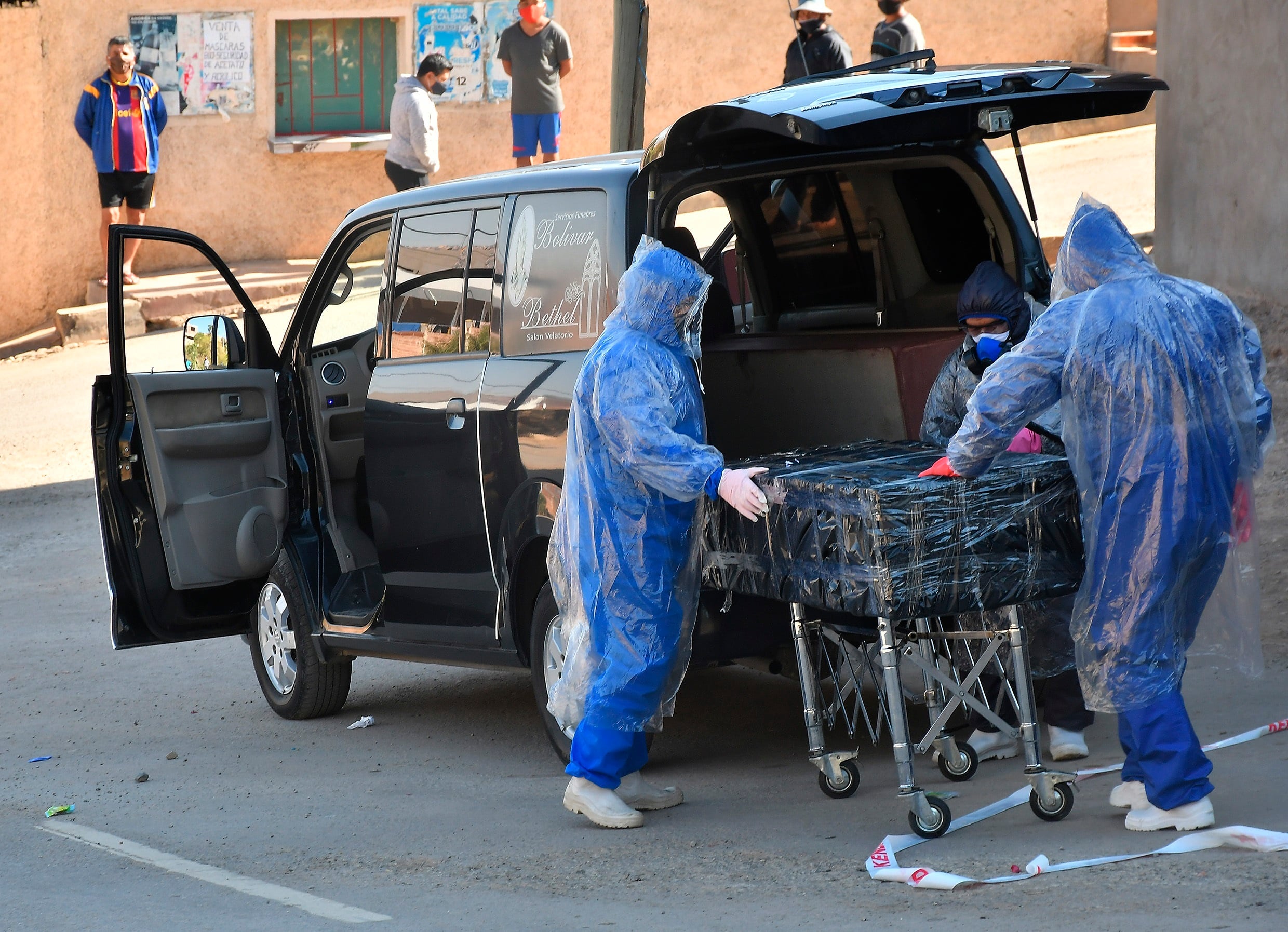 Durante la pandemia, un cuarto frío diseñado para 20 cuerpos llegó a albergar hasta 60, según el diagnóstico incluido en el pliego de cargos. EFE