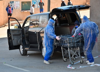 Durante la pandemia, un cuarto frío diseñado para 20 cuerpos llegó a albergar hasta 60, según el diagnóstico incluido en el pliego de cargos. EFE