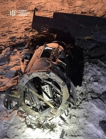 Restos recuperados de un Geran -5 muestran el uso de un motor a reacción Telefly de alto empuje, componente clave que le otorga un alcance declarado de hasta 1.000 kilómetros durante las ofensivas combinadas de Moscú. (Ejército de Ucrania)