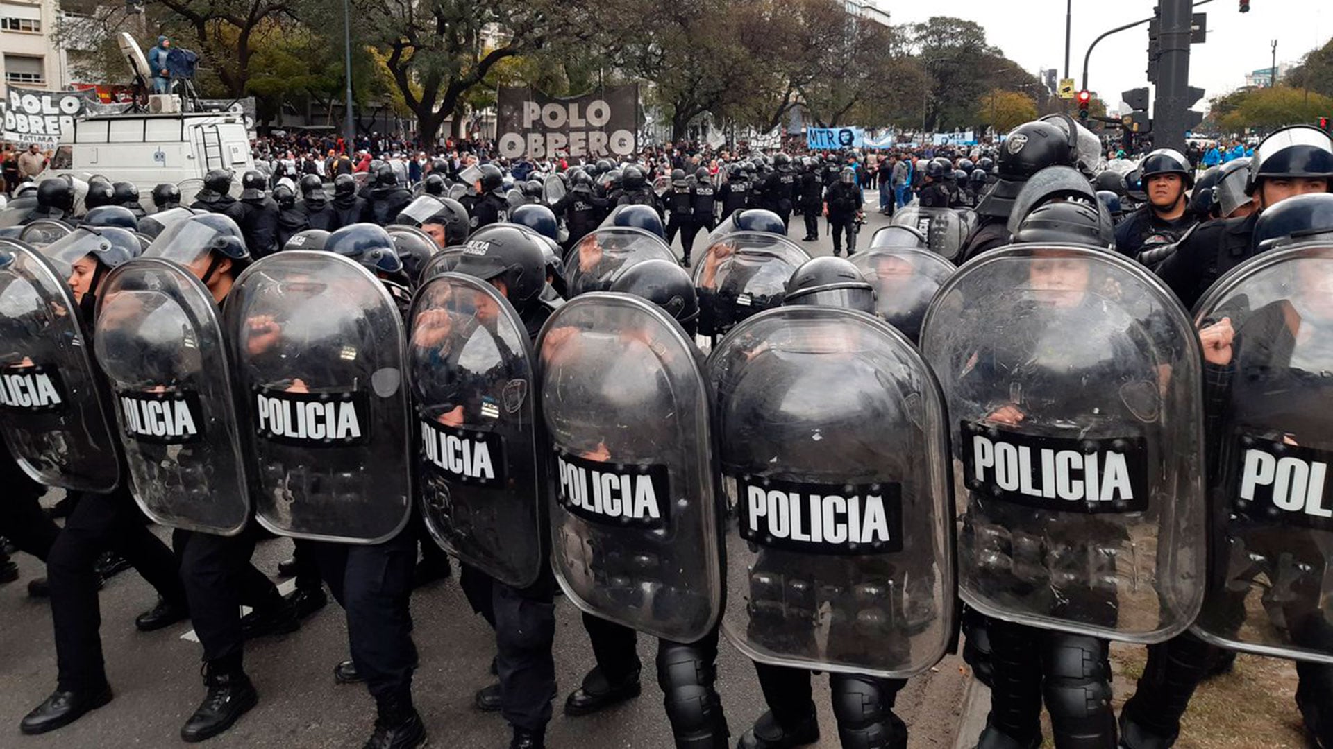 Las fuerzas federales actuan por orden del Ministerio de Seguridad para hacer cumplir el protocolo antipiquetes (@oscarhurtado75)