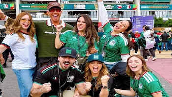 Andrea Legarreta y Erik Rubín reaparecen juntos con sus nuevas parejas durante partido de la Selección Mexicana