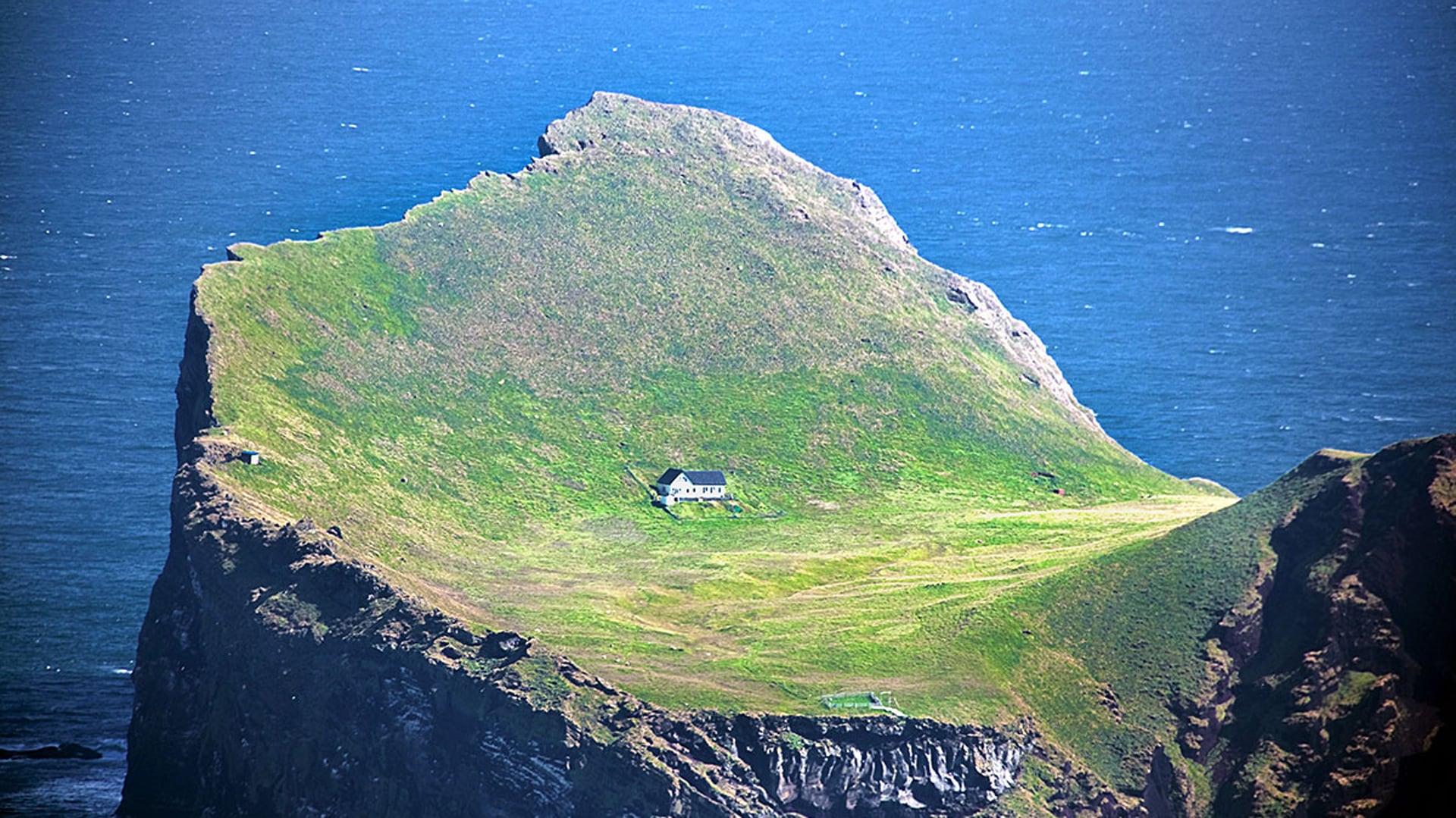 Rodeada de océano, a ocho kilómetros de Islandia y sin vecinos: así es Ellidaey, la casa más solitaria del mundo