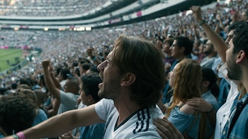 Mexicanos y extranjeros celebrando en las gradas del Estadio Azteca durante la inauguración del Mundial de Futbol. — (Imagen Ilustrativa Infobae)