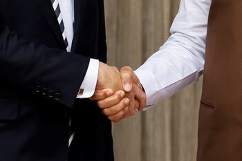 Kishida mantuvo conversaciones a nivel