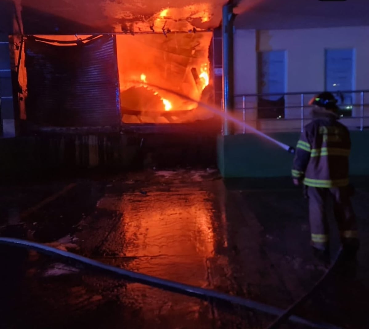Una de las galeras de la empresa resultó destruida, mientras la segunda estructura permaneció intacta. Tomada de Instagram