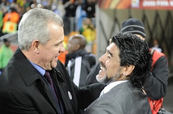 Javier Aguirre y Maradona en el Mundial de Sudáfrica 2010.