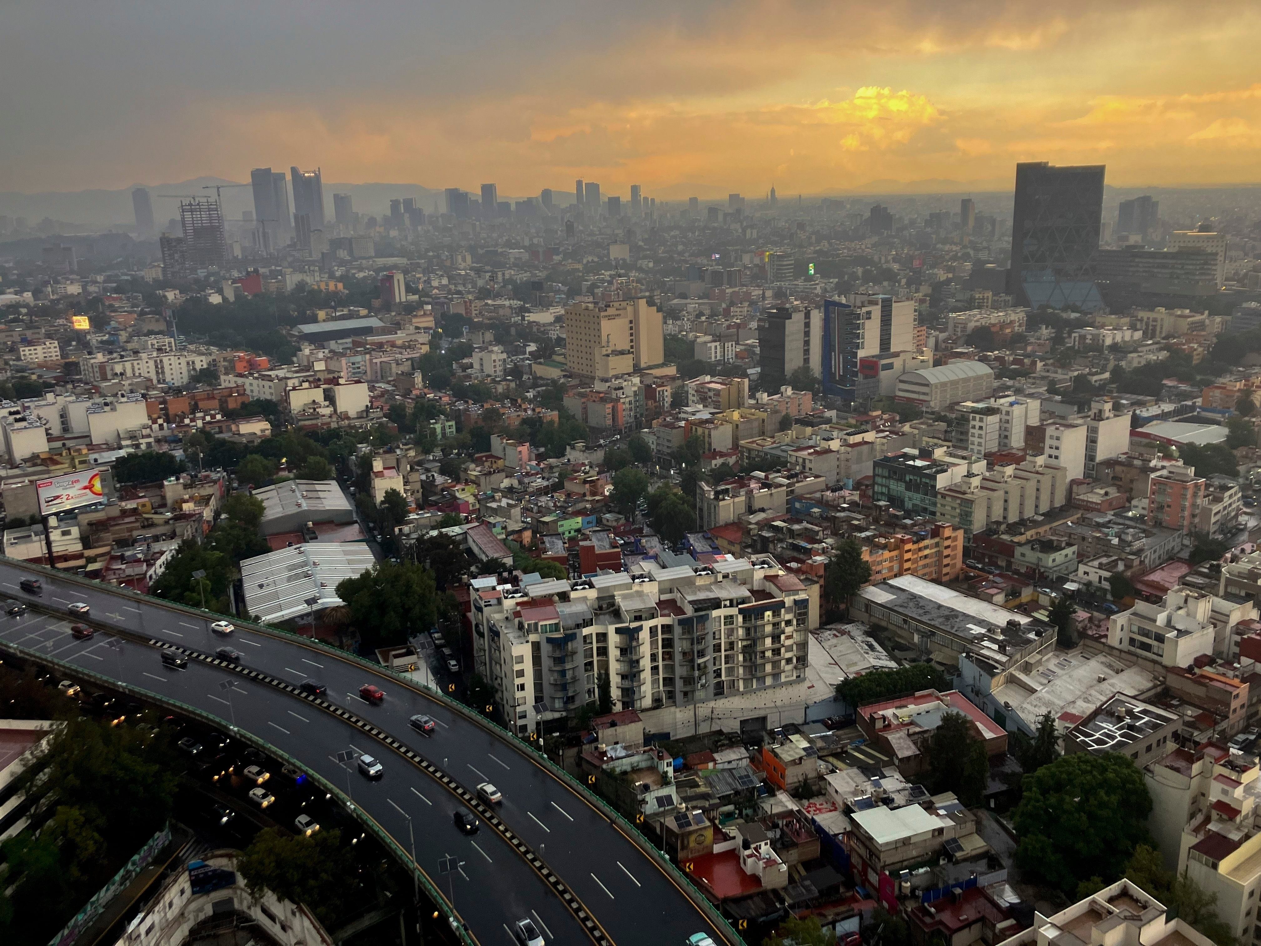 El sol se pone sobre Ciudad de México el 25 de julio de 2024 tras una lluvia intensa. (AP Foto/Marco Ugarte)