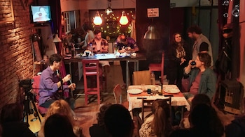 "La gravedad de las burbujas", el espectáculo que convierte al espectador en testigo de vidas que no puede salvar