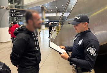 Retenido por notificación roja en el Aeropuerto Internacional El Dorado de Bogotá, peligroso prófugo de Kosovo requerido por Interpol por homicidio agravado - crédito Policía Nacional/Interpol