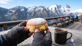 El dulce viral que provoca filas de cientos de turistas en un refugio de las Dolomitas