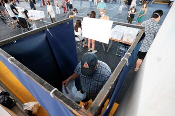 La mitad de Senado y