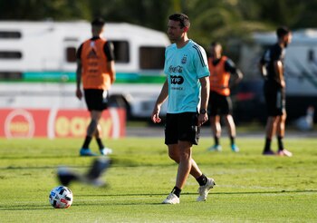 Scaloni, en su banco de