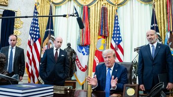 Trump firma órdenes ejecutivas contra la ciudadanía por derecho de nacimiento