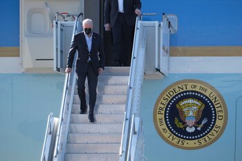 Joe Biden baja del Air