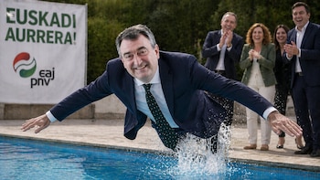 Enfado en el PNV después de que el PSOE compartiese una foto elaborada con IA de Aitor Esteban lanzándose a una piscina: “Es indecente”