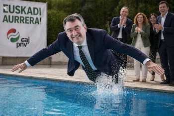 La imagen elaborada con IA por el PSOE del País Vasco de Aitor Esteban en una piscina (@socialistavasco)