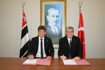El juvenil jugará en el balompié turco para la temporada 2025 - crédito @Besiktas / X