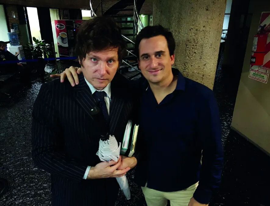 El funcionario junto a Milei en una foto de años atrás