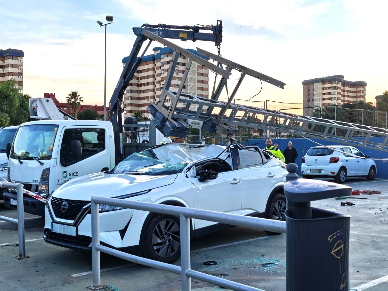 Caída de una torre eléctrica del pabellón Florida Babel y un vehículo afectado (EUROPA PRESS)