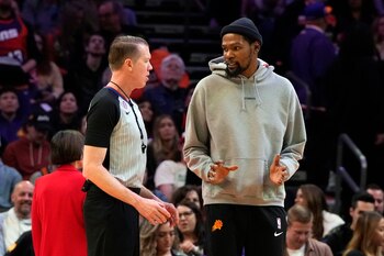 El árbitro Ed Malloy charla