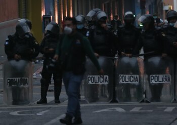 Testimonios recogidos relatan que la Policía en el municipio guatemalteco de El Estor lanzó gases lacrimógenos que afectaron a los niños, mujeres y ancianos y provocaron la muerte de aves de corral. En la imagen un registro de archivo de un escuadrón antidisturbios de la Policía guatemalteca. EFE/Esteban Biba