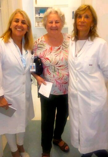 Ivonne junto a las profesionales