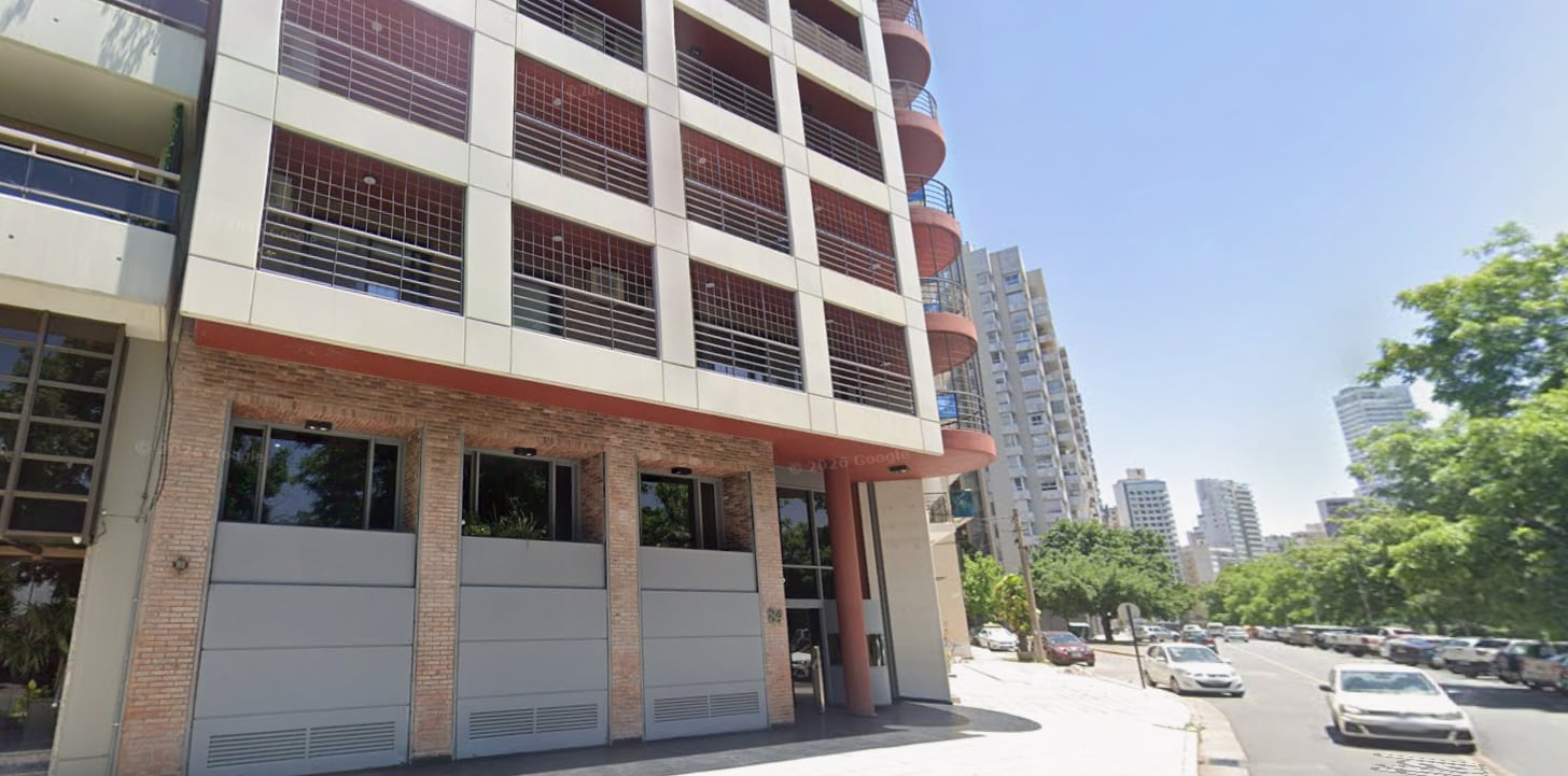 La hija de la víctima denunció el robo al 911 y presentó imágenes internas que comprometieron a la empleada