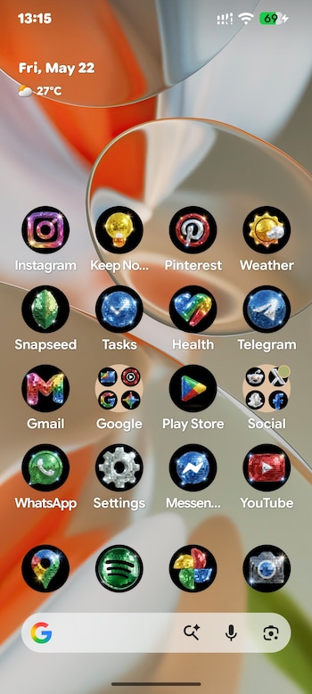 Pantalla de teléfono móvil mostrando la interfaz de usuario con una cuadrícula de iconos de aplicaciones brillantes y barra de búsqueda de Google. Fecha, hora y clima visibles