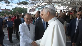 VÍDEO: El Papa sale del hospital tras recibir el alta y mañana rezará el Ángelus en el Vaticano