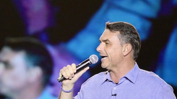 Flávio Bolsonaro vuelve a llamar corruptos a los jueces brasileños y afirma que sienten "pavor" de que gane